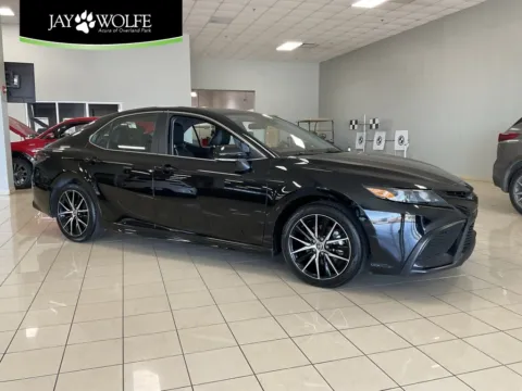 Black 2024 Toyota Camry SE for sale in Overland Park, KS