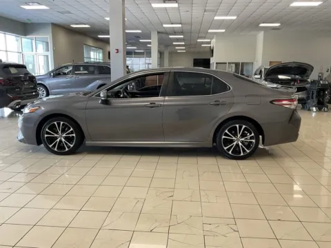 More photos of 2018 Toyota Camry SE at Acura of Overland Park, KS