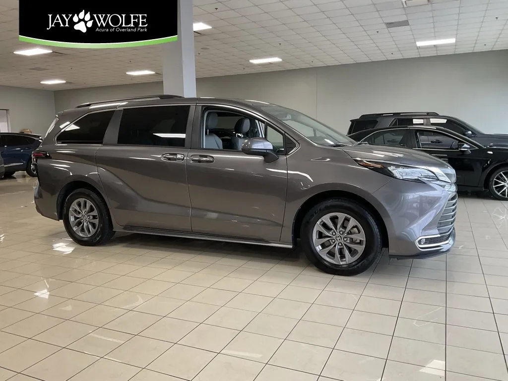 2023 Toyota Sienna XLE for sale in Overland Park, KS