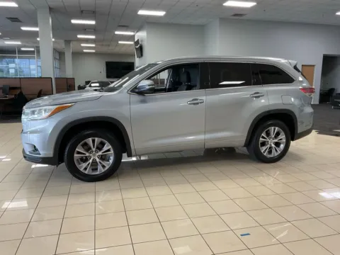 More photos of 2015 Toyota Highlander XLE at Acura of Overland Park, KS