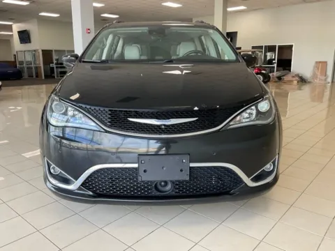 Photos of 2018 Chrysler Pacifica Touring L for sale in Overland Park, KS at Acura of Overland Park