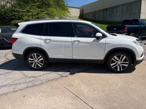 More photos of 2017 Honda Pilot Touring at Acura of Overland Park, KS
