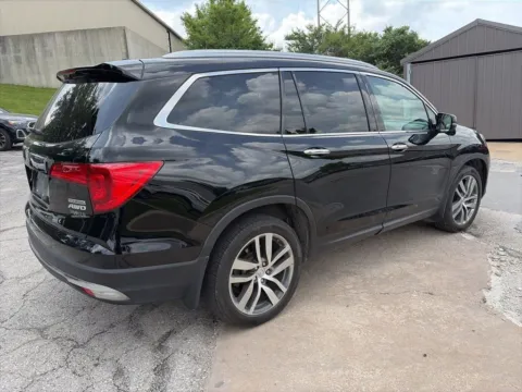 More photos of 2016 Honda Pilot Touring at Acura of Overland Park, KS