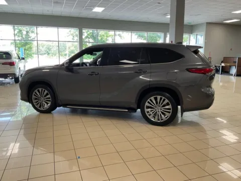 More photos of 2022 Toyota Highlander Platinum at Acura of Overland Park, KS