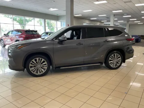 More photos of 2022 Toyota Highlander Platinum at Acura of Overland Park, KS