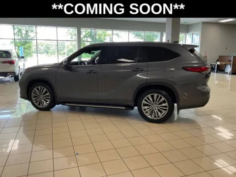 More photos of 2022 Toyota Highlander Platinum at Acura of Overland Park, KS