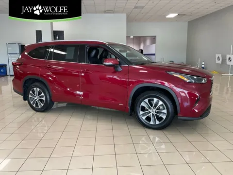Red 2022 Toyota Highlander XLE for sale in Overland Park, KS