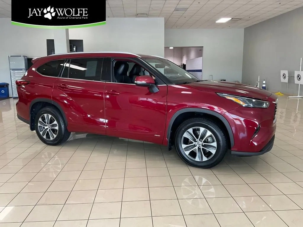 2022 Toyota Highlander XLE for sale in Overland Park, KS
