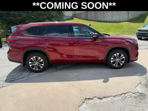 More photos of 2022 Toyota Highlander Hybrid XLE at Acura of Overland Park, KS