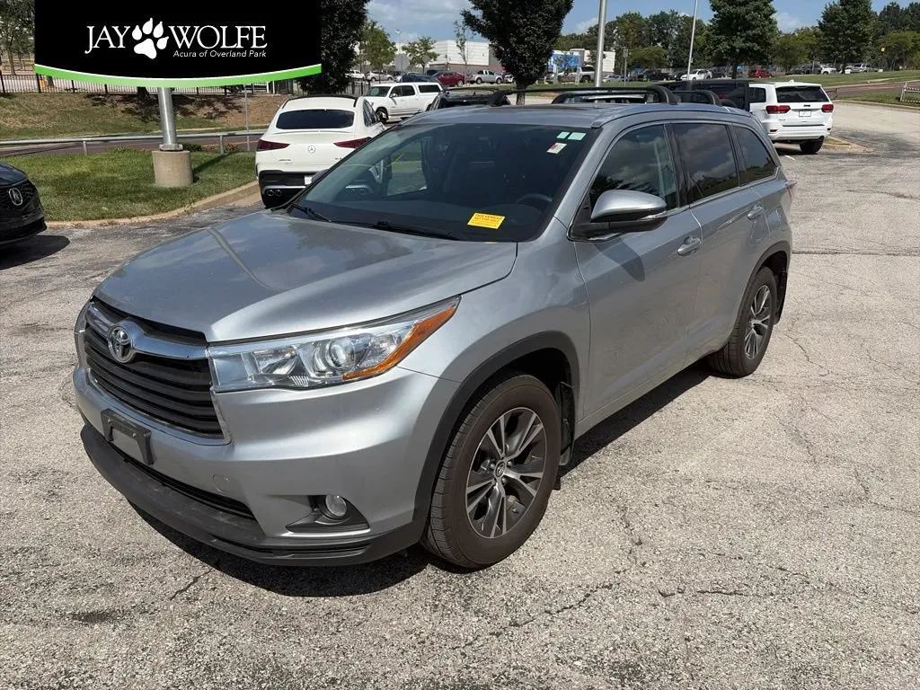 Silver 2016 Toyota Highlander XLE for sale in Overland Park, KS