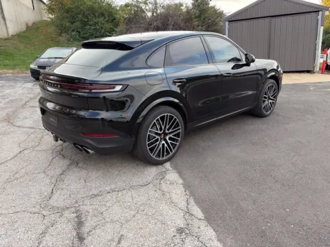 More photos of 2025 Porsche Cayenne at Acura of Overland Park, KS