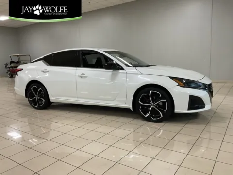 White 2023 Nissan Altima 2.5 SR for sale in Overland Park, KS
