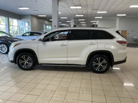 More photos of 2016 Toyota Highlander XLE at Acura of Overland Park, KS