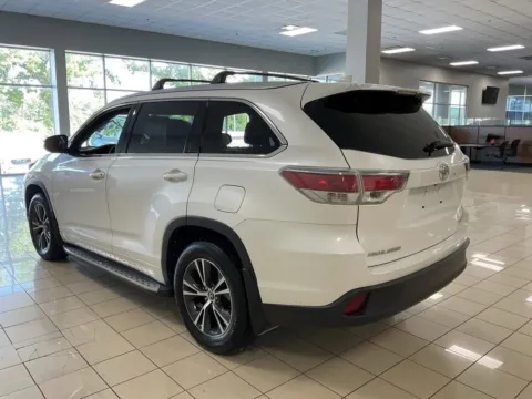 More photos of 2016 Toyota Highlander XLE at Acura of Overland Park, KS