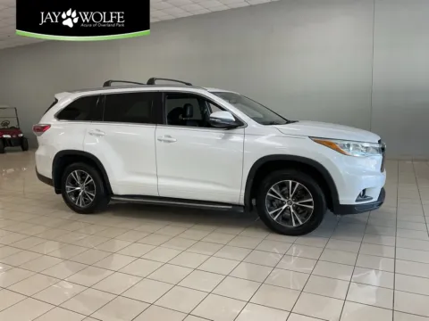 White 2016 Toyota Highlander XLE for sale in Overland Park, KS