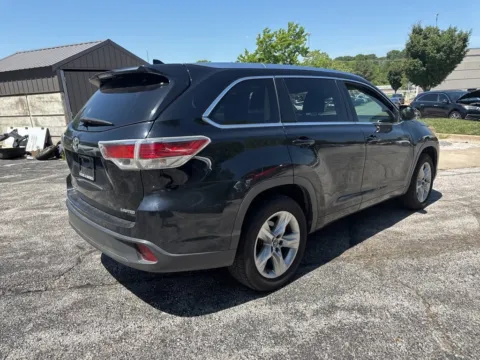 More photos of 2016 Toyota Highlander Limited at Acura of Overland Park, KS