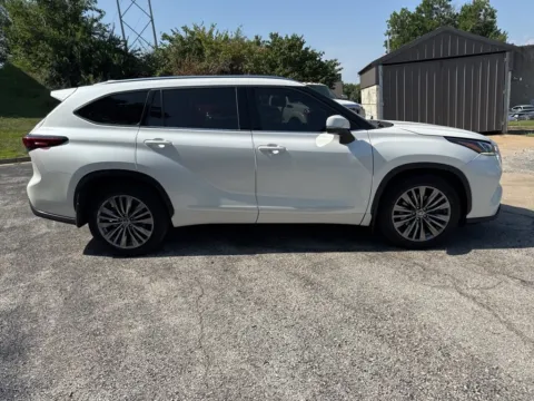 More photos of 2020 Toyota Highlander Platinum at Acura of Overland Park, KS