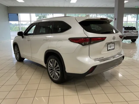 More photos of 2020 Toyota Highlander Platinum at Acura of Overland Park, KS