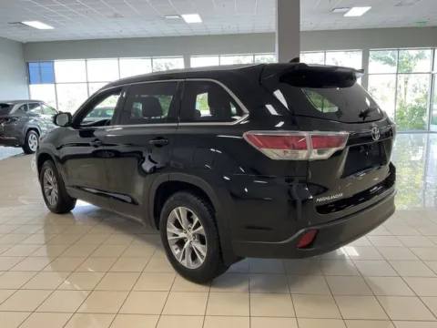 More photos of 2015 Toyota Highlander XLE at Acura of Overland Park, KS