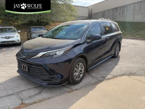 Blue 2024 Toyota Sienna LE for sale in Overland Park, KS