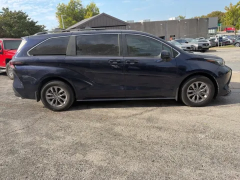 More photos of 2024 Toyota Sienna LE at Acura of Overland Park, KS