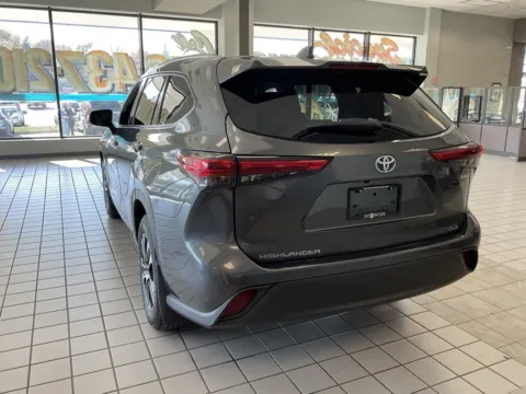 More photos of 2021 Toyota Highlander Hybrid XLE at Jay Wolfe Auto Outlet, MO