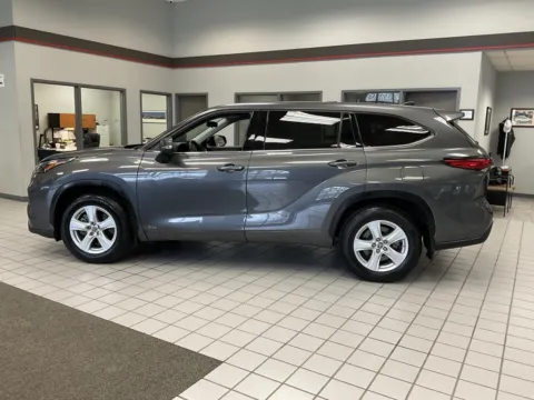 More photos of 2022 Toyota Highlander Hybrid LE at Jay Wolfe Auto Outlet, MO