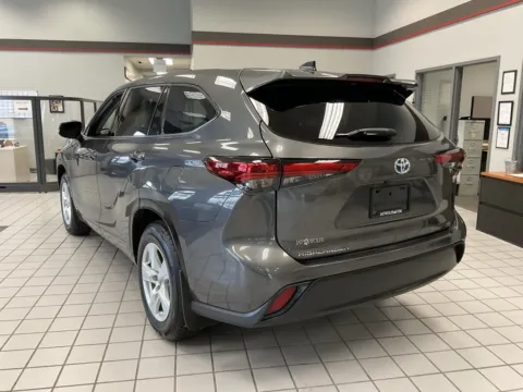 More photos of 2022 Toyota Highlander Hybrid LE at Jay Wolfe Auto Outlet, MO