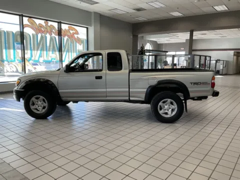 More photos of 2004 Toyota Tacoma at Jay Wolfe Auto Outlet, MO
