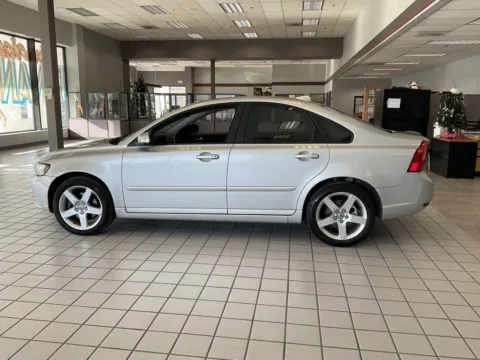 More photos of 2008 Volvo S40 2.4i at Jay Wolfe Auto Outlet, MO