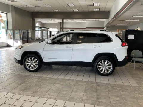 More photos of 2015 Jeep Cherokee Limited at Jay Wolfe Auto Outlet, MO