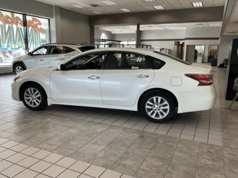 More photos of 2014 Nissan Altima 2.5 S at Jay Wolfe Auto Outlet, MO