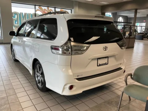 More photos of 2013 Toyota Sienna SE at Jay Wolfe Auto Outlet, MO