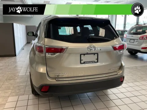 More photos of 2015 Toyota Highlander Limited at Jay Wolfe Auto Outlet, MO
