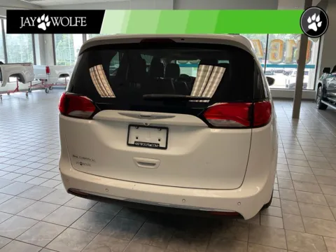 More photos of 2018 Chrysler Pacifica Touring L Plus at Jay Wolfe Auto Outlet, MO
