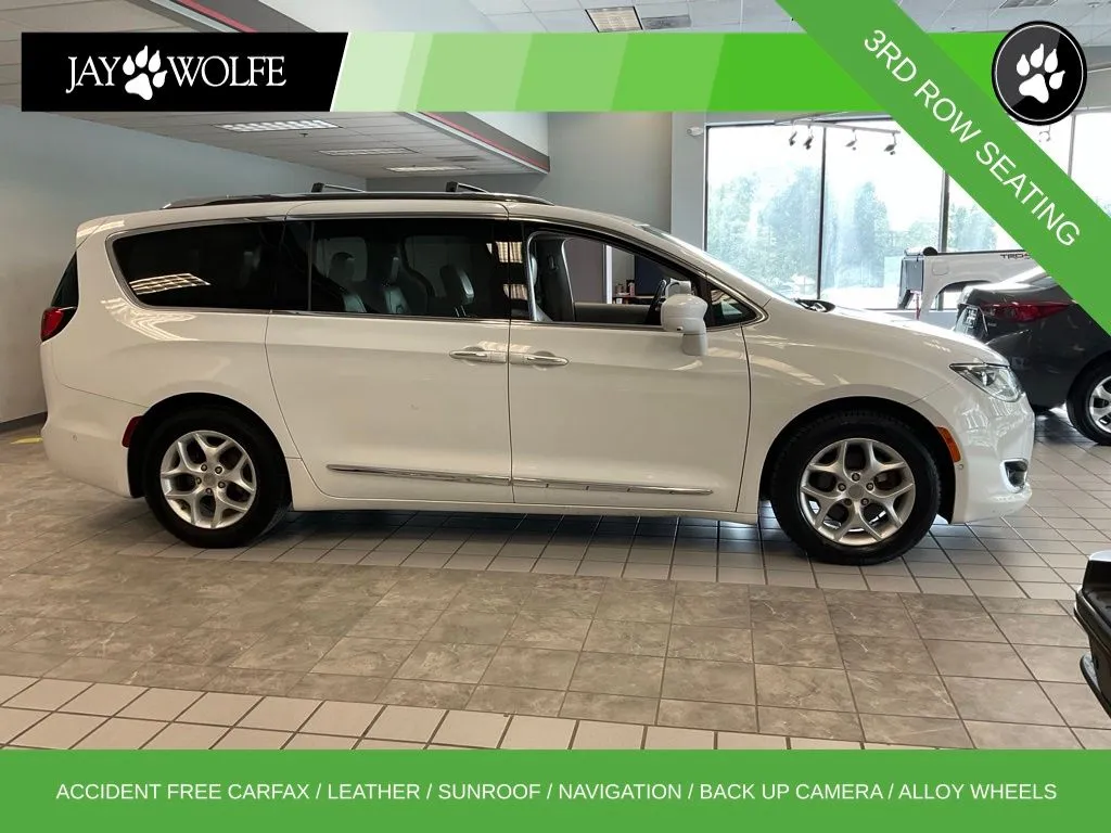 White 2018 Chrysler Pacifica Touring L Plus for sale in Kansas City, MO