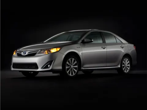 Green 2013 Toyota Camry Hybrid XLE for sale in Kansas City, MO