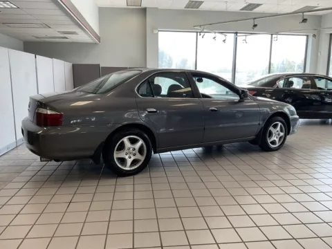 More photos of 2003 Acura TL 3.2 at Jay Wolfe Auto Outlet, MO