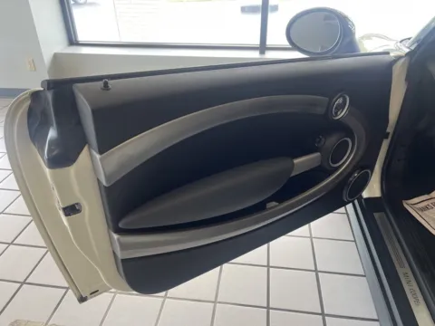 More photos of 2009 MINI Cooper at Jay Wolfe Auto Outlet, MO
