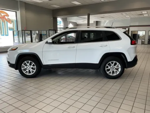 More photos of 2017 Jeep Cherokee Latitude at Jay Wolfe Auto Outlet, MO