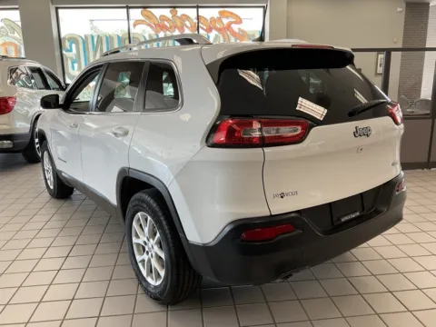 More photos of 2017 Jeep Cherokee Latitude at Jay Wolfe Auto Outlet, MO