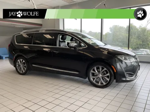 Black 2017 Chrysler Pacifica Limited for sale in Kansas City, MO