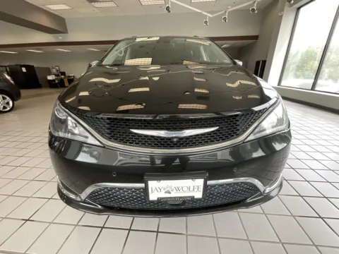 Photos of 2017 Chrysler Pacifica Limited for sale in Kansas City, MO at Jay Wolfe Auto Outlet