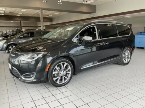Another view of 2017 Chrysler Pacifica Limited for sale in Kansas City, MO at Jay Wolfe Auto Outlet
