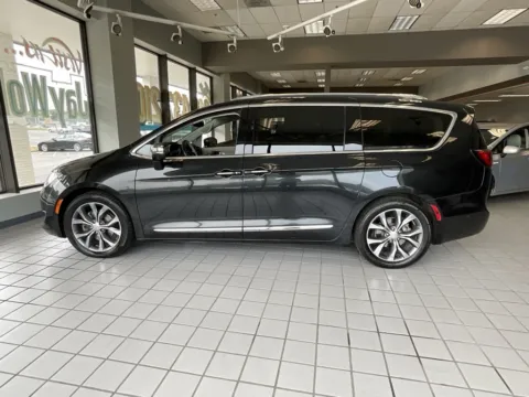 More photos of 2017 Chrysler Pacifica Limited at Jay Wolfe Auto Outlet, MO