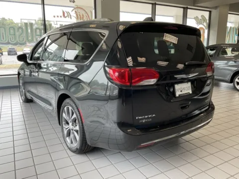 More photos of 2017 Chrysler Pacifica Limited at Jay Wolfe Auto Outlet, MO