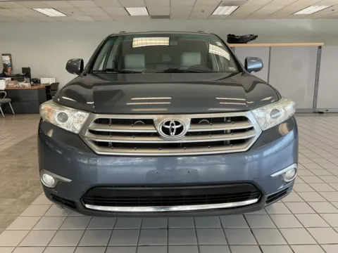 Photos of 2013 Toyota Highlander Limited for sale in Kansas City, MO at Jay Wolfe Auto Outlet