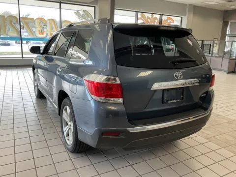 More photos of 2013 Toyota Highlander Limited at Jay Wolfe Auto Outlet, MO