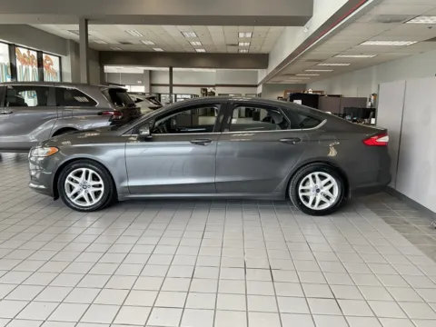 More photos of 2016 Ford Fusion SE at Jay Wolfe Auto Outlet, MO