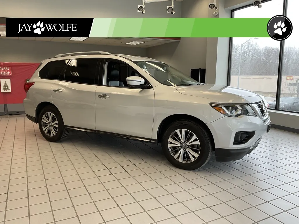 Silver 2019 Nissan Pathfinder SL for sale in Kansas City, MO